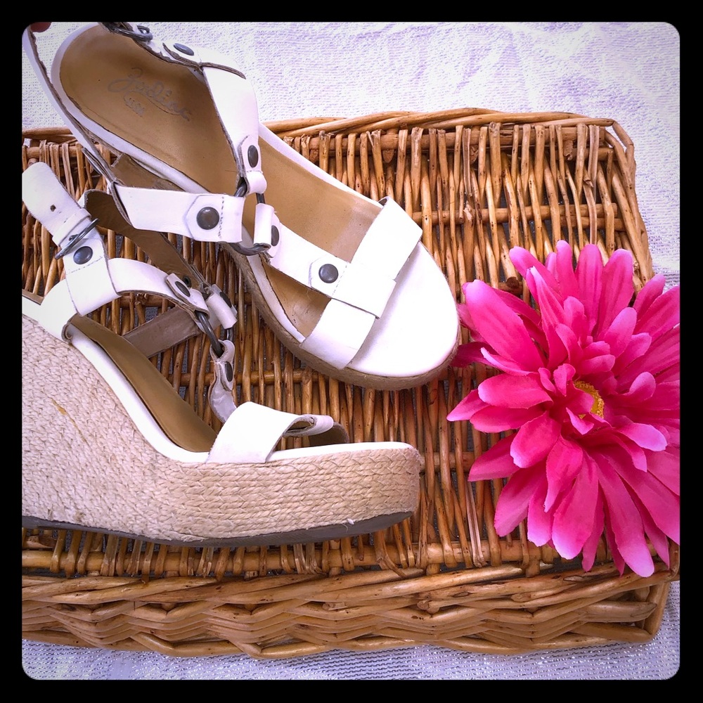 🍉 3/$15 Zodiac white wedge sandals